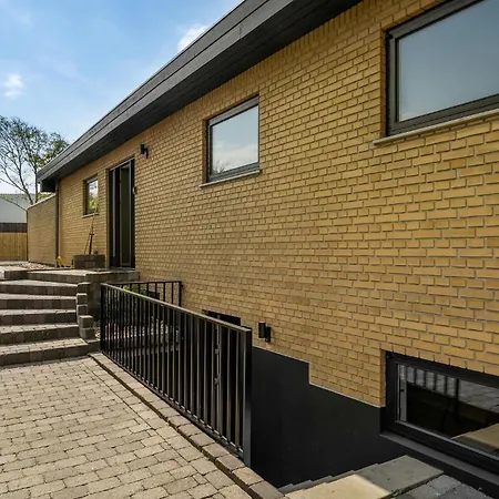 5 Bedroom Awesome In *