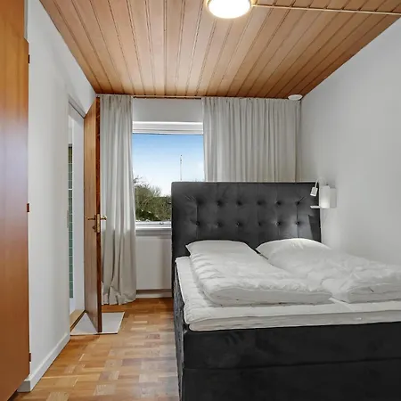 5 Bedroom Awesome In *